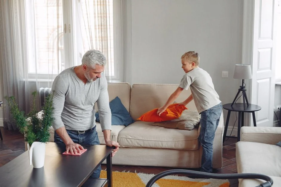 Un couple organise des meubles et emballe des affaires dans un appartement moderne en vue d’un déménagement.